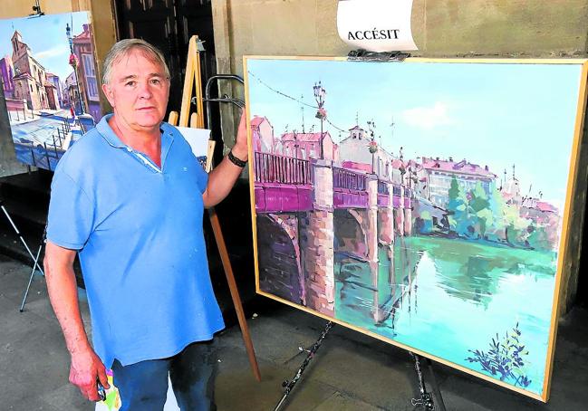 José Ignacio Casis, posa con la obra que recibió el accésit.